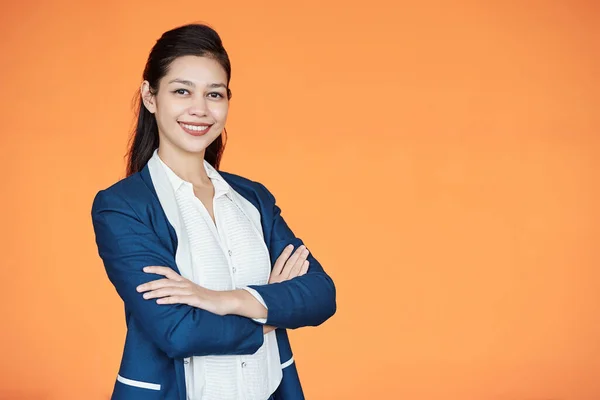 Portrait Studio Jolies Femmes Entrepreneures Souriantes Pliant Les Bras Regardant — Photo