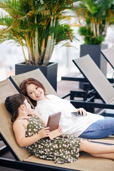 Mulher Vietnamita Feliz Deitada Salão Chaise Lado Sua Filha Pré — Fotografia de Stock