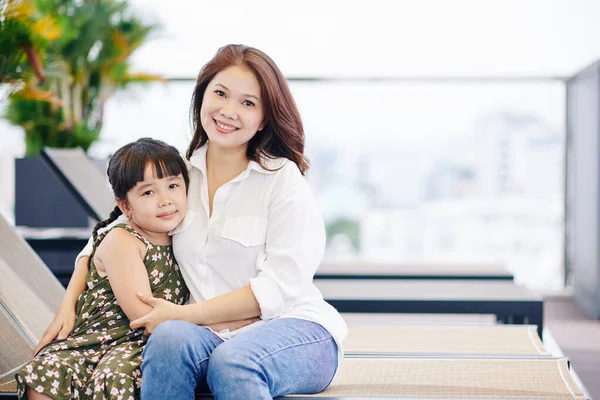 Küçük Kızıyla Şezlongda Oturmuş Kameraya Bakan Gülümseyen Vietnamlı Kadının Portresi — Stok fotoğraf