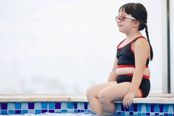Smiling Preteen Girl Swimsuit Sunglasses Sitting Edge Swimming Pool — Stock Photo, Image