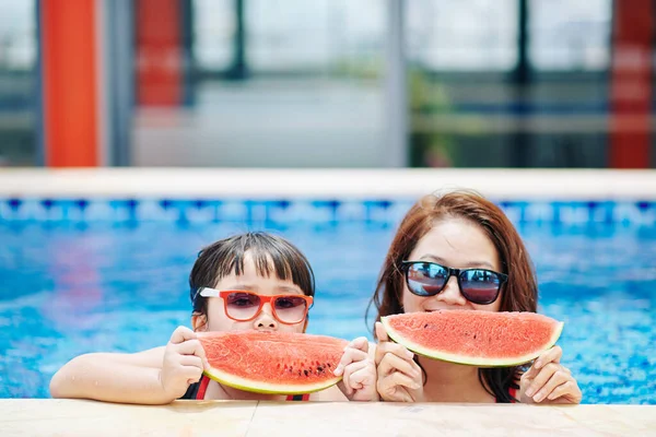 Mãe Feliz Filha Comendo Melancia Depois Nadar Piscina Hotel Spa — Fotografia de Stock