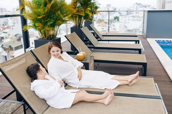 Usmívání Hezká Vietnamská Žena Těší Strávit Víkend Dcerou Lázeňském Hotelu — Stock fotografie