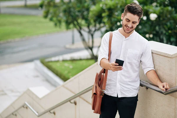 Joyeux Jeune Homme Chemise Blanche Debout Extérieur Lisant Message Texte — Photo