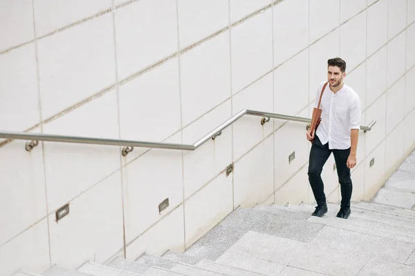 Joven Hombre Negocios Guapo Con Bolsa Subiendo Las Escaleras — Foto de Stock