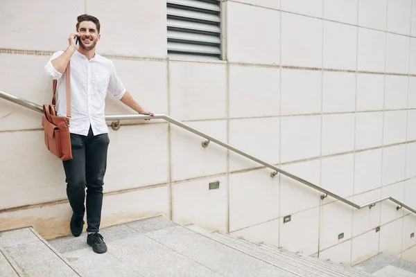 Positive Young Man Standing Steps Talking Phone Friend Coworker — Stock Photo, Image