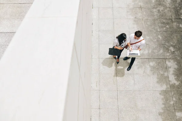 Jóvenes Compañeros Trabajo Pie Aire Libre Discutir Información Pantalla Del — Foto de Stock