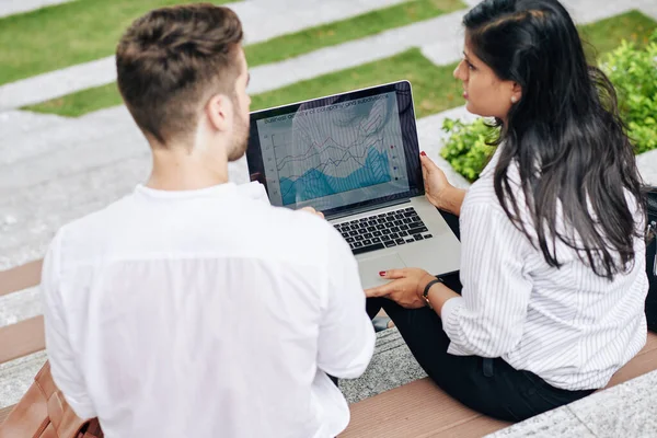 Jovens Empresários Discutindo Estatísticas Vendas Tela Laptop Reunião — Fotografia de Stock