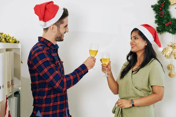 Colaboradores Multiétnicos Positivos Comemorando Natal Bebendo Champanhe Escritório — Fotografia de Stock