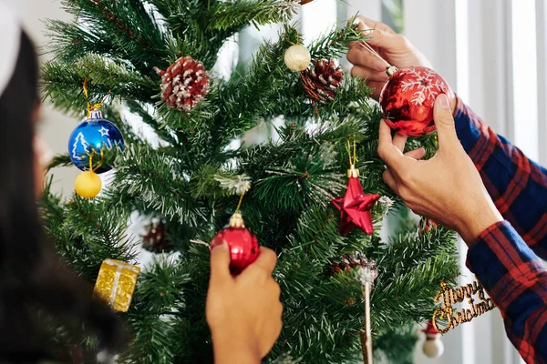 Mâinile Oamenilor Afaceri Care Decorează Pomul Crăciun Birou Baubles Colorate — Fotografie, imagine de stoc