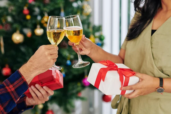 Gente Negocios Bebiendo Champán Intercambiando Regalos Navidad Oficina Después Del — Foto de Stock