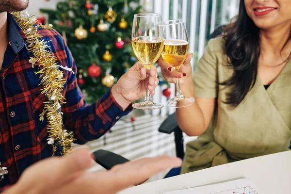 Ofisteki Noel Partisinde Şampanya Içen Arkadaşlarının Görüntüsü — Stok fotoğraf