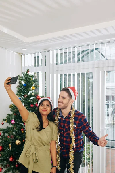 Noel Baba Şapkalı Çok Irklı Arkadaşları Ofisteki Noel Partisinde Selfie — Stok fotoğraf