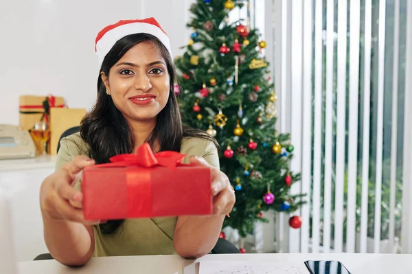 Mutlu Hintli Kadınının Portresi Ofis Masasında Otururken Noel Hediyesi Veriyor — Stok fotoğraf