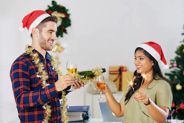 Empresários Bebendo Champanhe Queimando Luzes Bengala Festa Escritório Natal — Fotografia de Stock