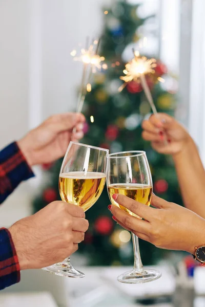 Manos Colegas Negocios Brindando Con Copas Champán Quemando Luces Bengala — Foto de Stock