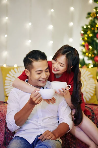 Mutlu Genç Güzel Vietnamlı Çift Evde Lezzetli Sıcak Çikolata Içiyor — Stok fotoğraf