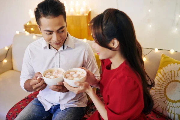 Sorrindo Jovem Namorado Asiático Namorada Bebendo Cacau Quente Com Marshmallows — Fotografia de Stock