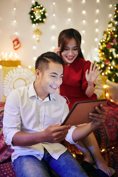 Fröhliches Junges Asiatisches Paar Ruft Heiligabend Verwandte Und Freunde — Stockfoto