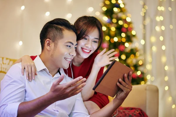 Alegre Casal Asiático Desejando Sua Família Feliz Natal Fazer Chamada — Fotografia de Stock