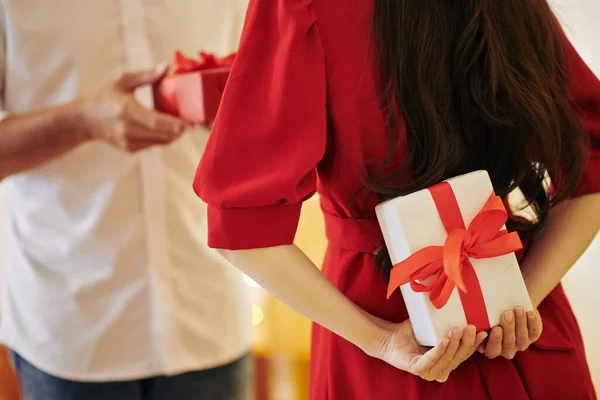 Mujer Joven Ocultando Regalo Para Novio Detrás Espalda —  Fotos de Stock