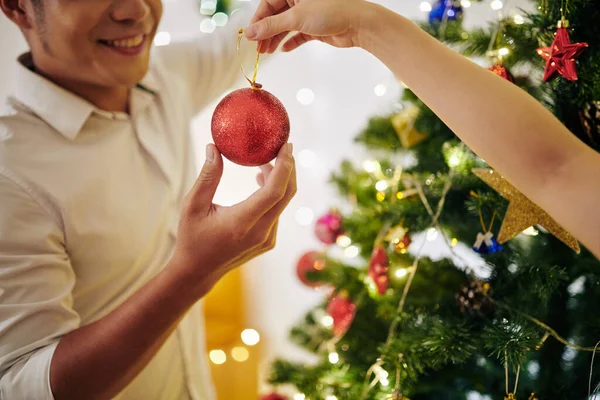 Jovem Mulher Dando Bauble Vermelho Para Namorado Decoração Árvore Natal — Fotografia de Stock