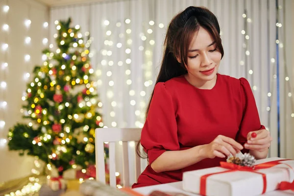 可爱迷人的年轻越南女子包装圣诞礼物送给朋友 — 图库照片