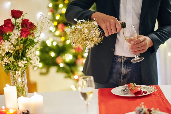 Abgeschnittenes Bild Eines Jungen Mannes Der Auf Weihnachtsfeier Ein Glas — Stockfoto