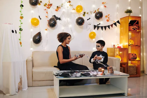 Tiener Meisje Haar Kleinere Broer Halloween Kostuums Snijden Stickers Uit — Stockfoto