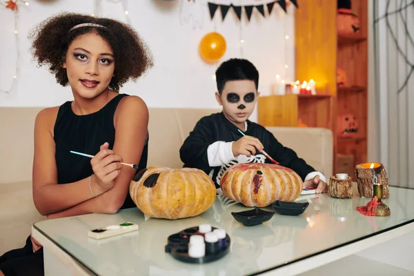 Kreative Geschwister Bemalen Kürbisse Ihr Haus Für Die Halloween Feier — Stockfoto