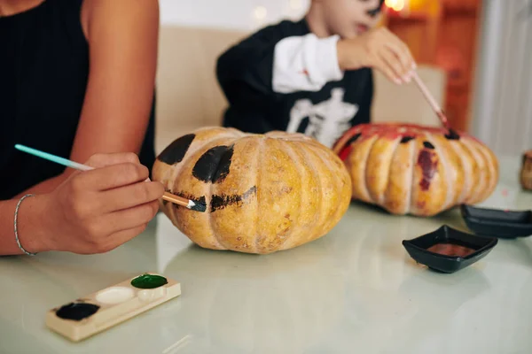 Bambini Che Dipingono Facce Spettrali Sulle Zucche Quando Fanno Decorazioni — Foto Stock