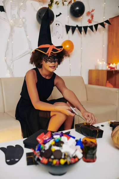 Flicka Halloween Häxa Kostym Inslagning Presenter Och Dekorera Rum För — Stockfoto