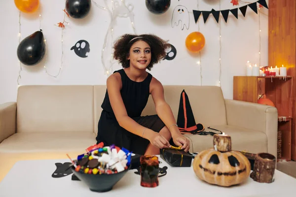 Cadılar Bayramı Partisinde Cadılar Bayramı Kostümlü Gülümseyen Genç Kız — Stok fotoğraf
