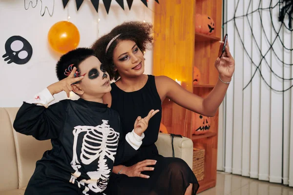 Broer Zus Praten Foto Smartphone Video Bellen Vrienden Halloween Feest — Stockfoto