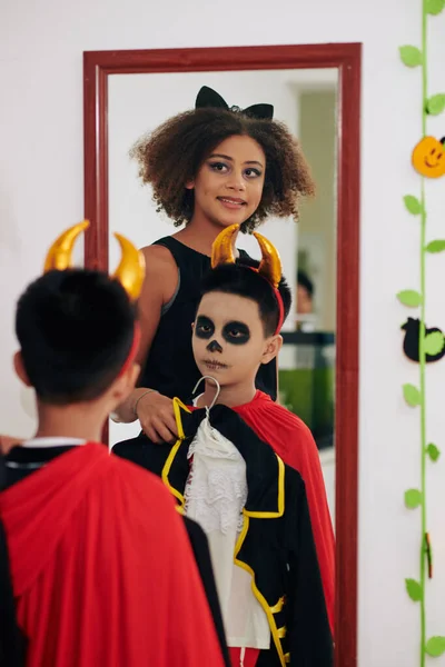 Nővér Segít Tizenéves Fiú Választani Jelmez Halloween Party — Stock Fotó