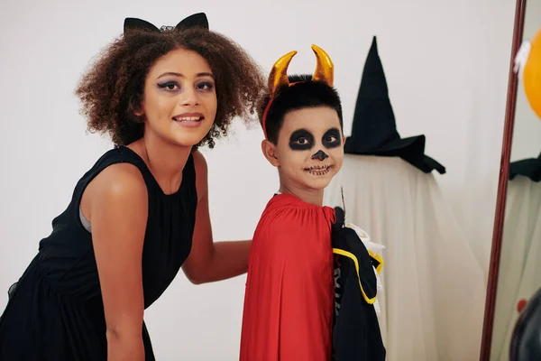 Retrato Feliz Hermano Sonriente Hermana Preparándose Para Fiesta Halloween Probándose — Foto de Stock