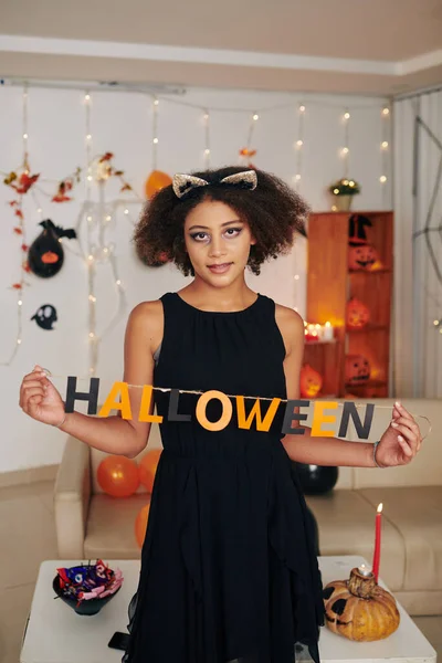 Belle Fille Bouclée Posant Avec Inscription Halloween Sur Ficelle Dans — Photo