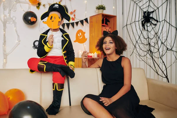 Gelukkig Kinderen Halloween Kostuums Genieten Van Huisfeest Spelen Met Papieren — Stockfoto