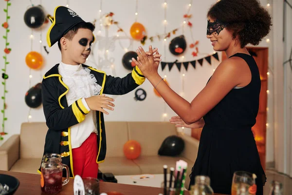 Sonriente Hermano Hermana Dándose Cinco Cuando Juegan Casa Fiesta Halloween — Foto de Stock