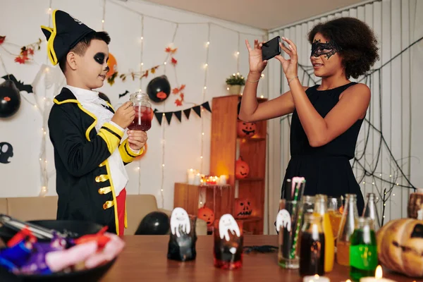Leende Tonåring Flicka Tar Foto Sin Yngre Bror Pirat Halloween — Stockfoto