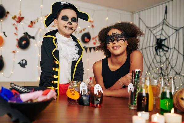 Retrato Feliz Hermano Hermana Emocionados Disfraces Halloween Pie Mesa Con — Foto de Stock