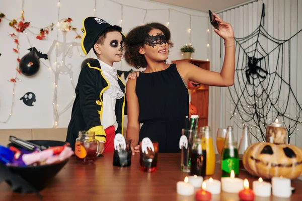 Leende Söt Tonåring Flicka Halloween Kostym Pratar Selfie Med Yngre — Stockfoto