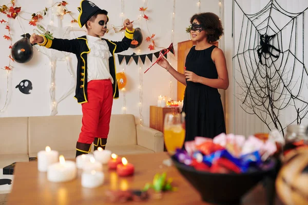 Menino Pirata Traje Halloween Dançando Frente Irmã Festa Casa — Fotografia de Stock