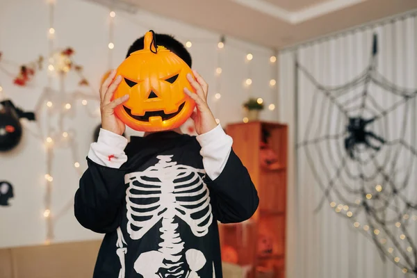Jongen Eng Halloween Kostuum Verbergen Gezicht Achter Plastic Jack Lantaarn — Stockfoto