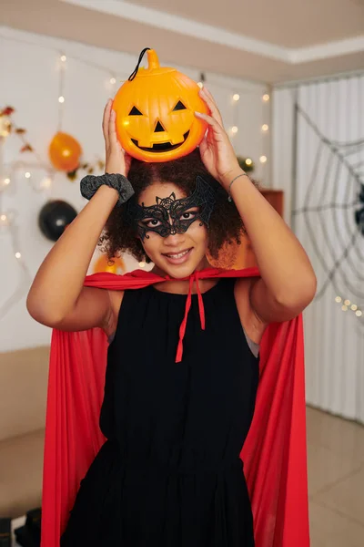 Fille Cape Rouge Posant Avec Jack Lanterne Plastique Fête Halloween — Photo