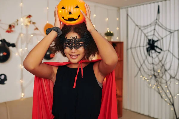 Portret Van Lachend Tienermeisje Halloween Kostuum Poseren Met Gesneden Pompoen — Stockfoto
