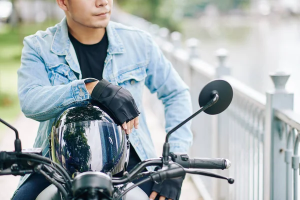 Zugeschnittenes Bild Eines Selbstbewussten Seriösen Mannes Mit Helm Auf Motorrad — Stockfoto