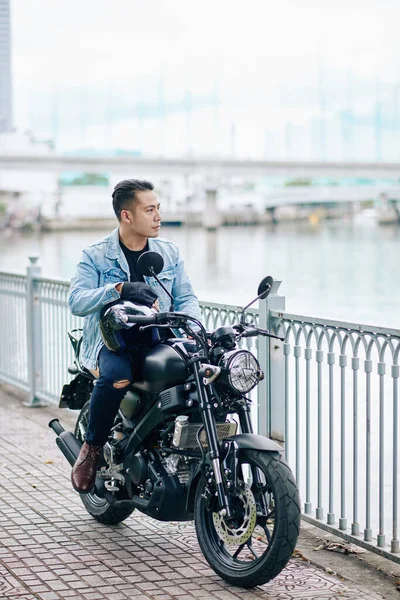 Homem Vietnamita Sério Confiante Sentado Motocicleta Ponte Olhando Para Água — Fotografia de Stock