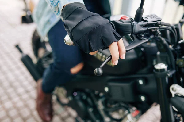 Detailní Záběr Motocyklisty Kožených Rukavicích Bez Prstů Otočit Stisk Němu — Stock fotografie