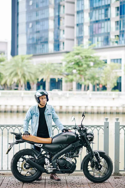 Jovem Sério Asiático Homem Capacete Ponte Lado Sua Moto — Fotografia de Stock