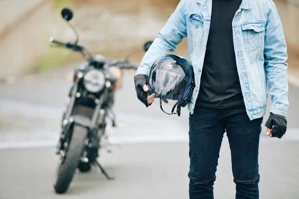 Zugeschnittenes Bild Eines Motorradfahrers Der Mit Helm Der Hand Steht — Stockfoto